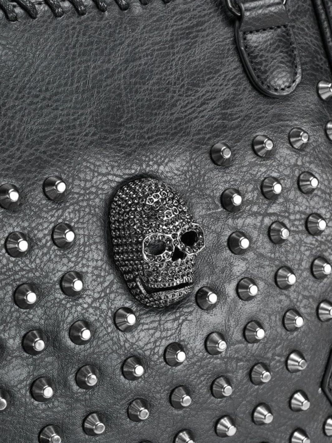 Bolso tote de piel negro con tachuelas