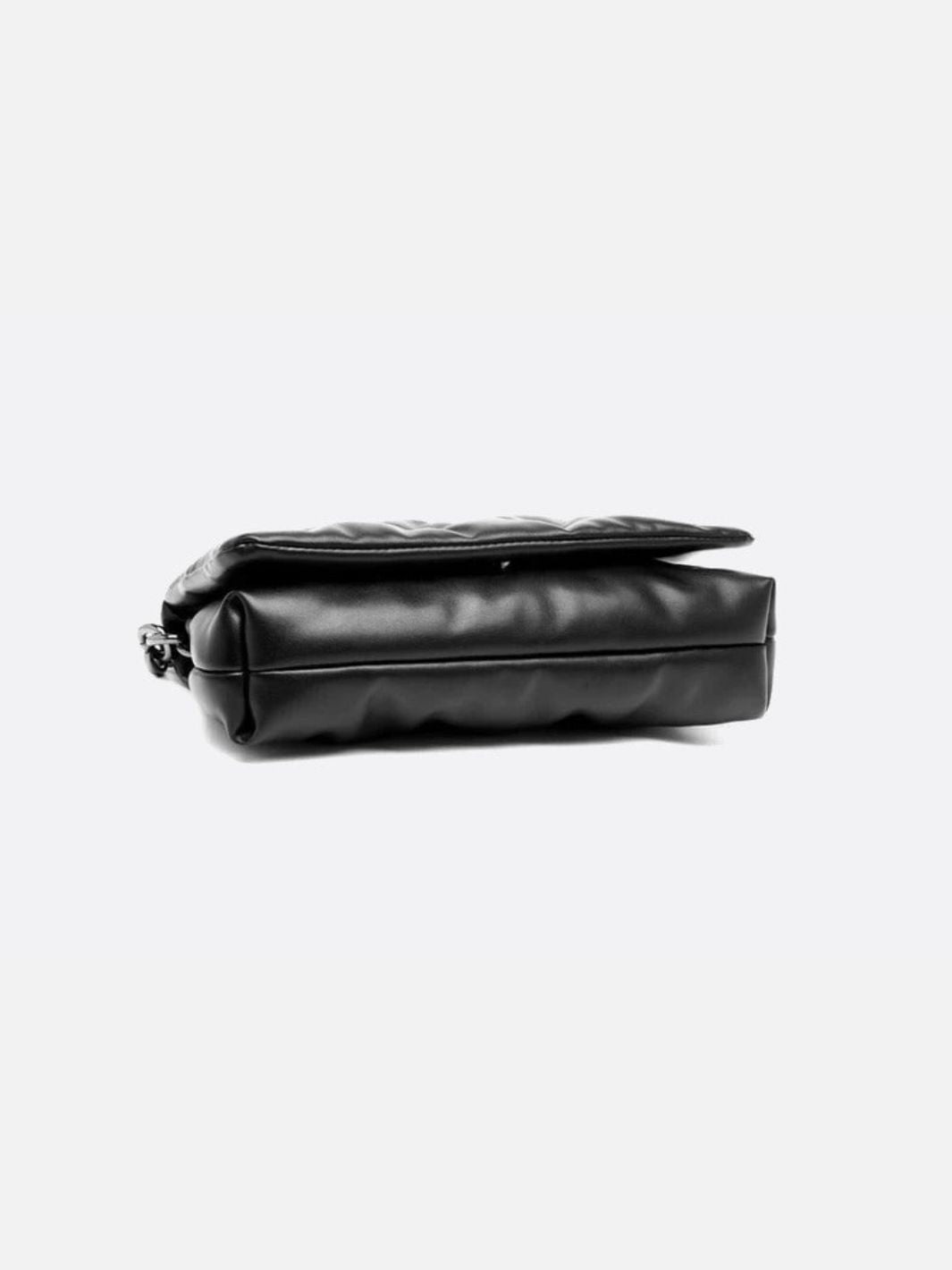 Bolso acolchado negro con bandolera de cadena