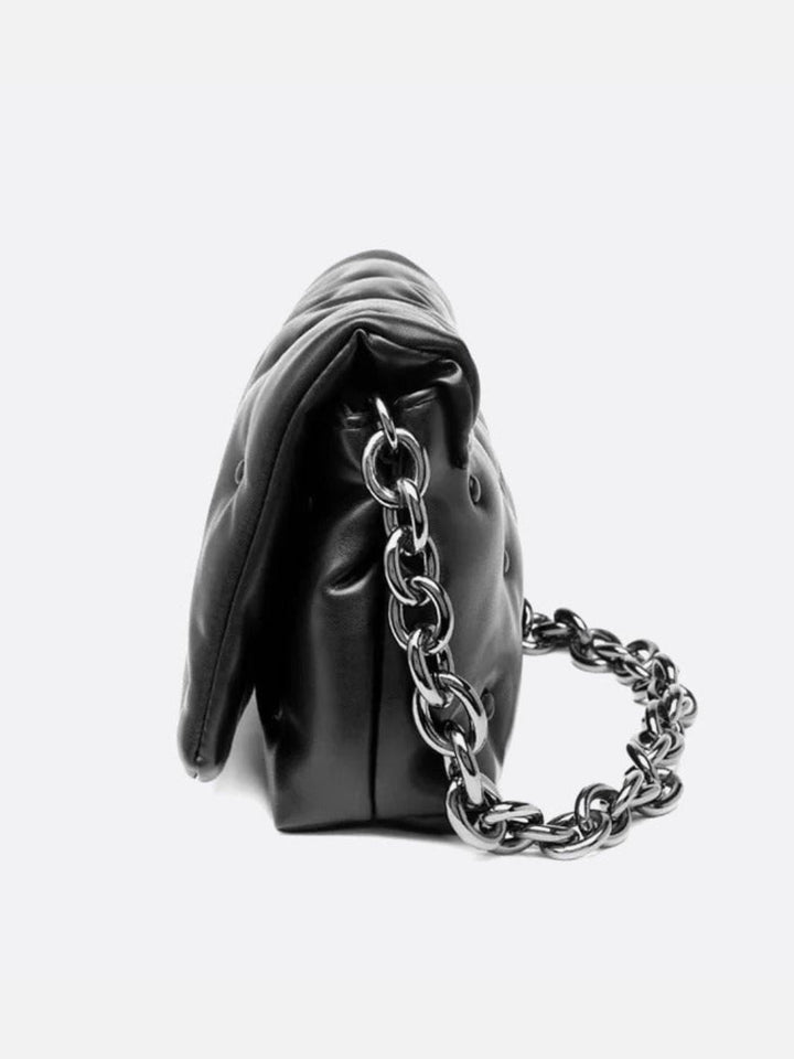 Bolso acolchado negro con bandolera de cadena