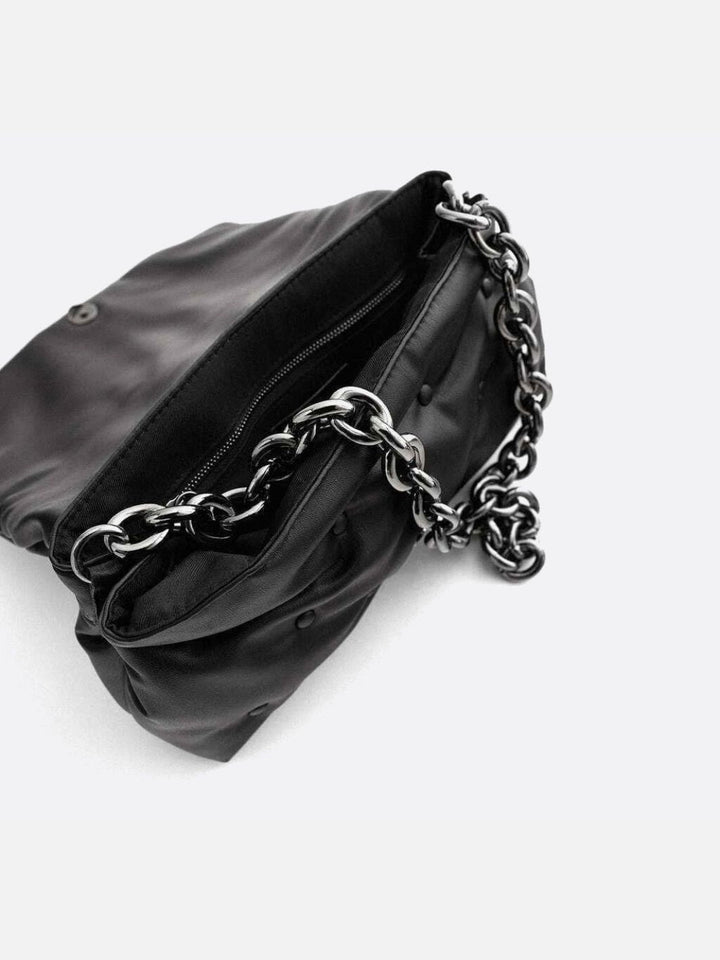Bolso acolchado negro con bandolera de cadena