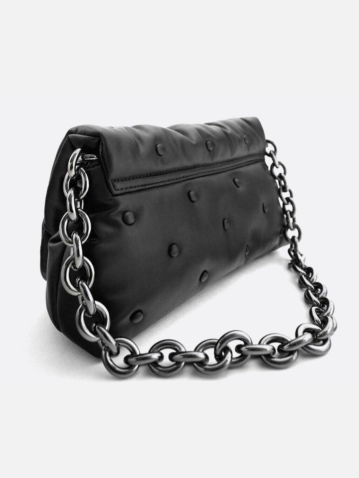 Bolso acolchado negro con bandolera de cadena
