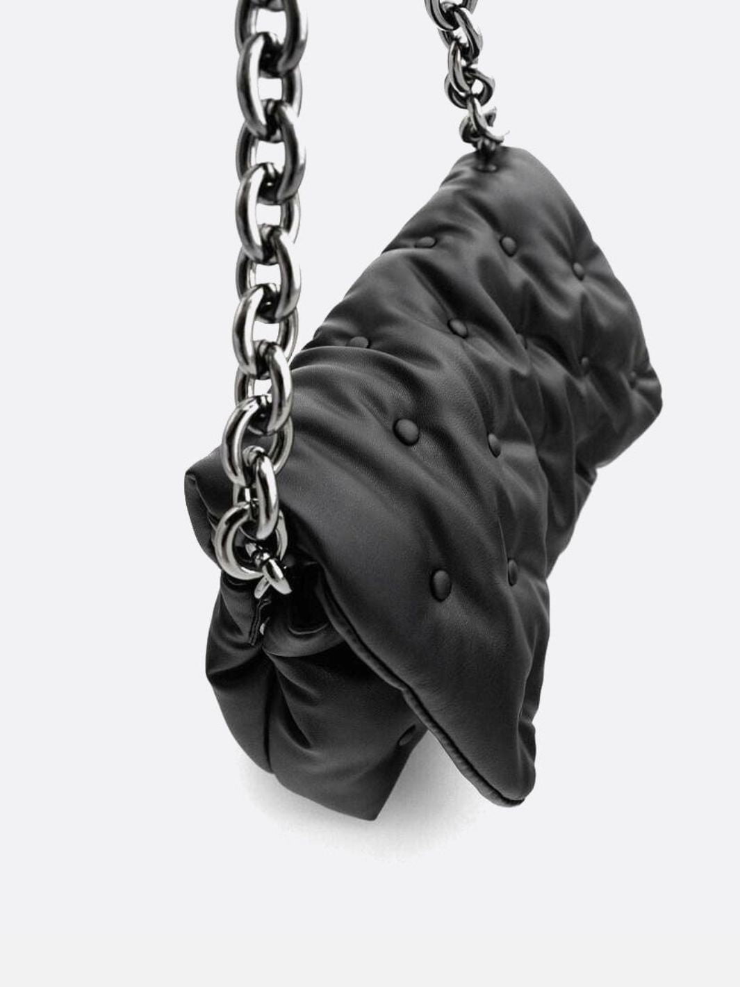 Bolso acolchado negro con bandolera de cadena