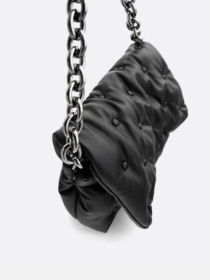 Bolso acolchado negro con bandolera de cadena