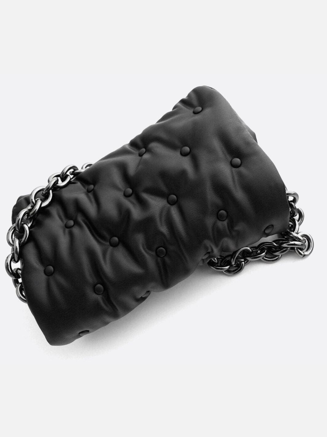 Bolso acolchado negro con bandolera de cadena